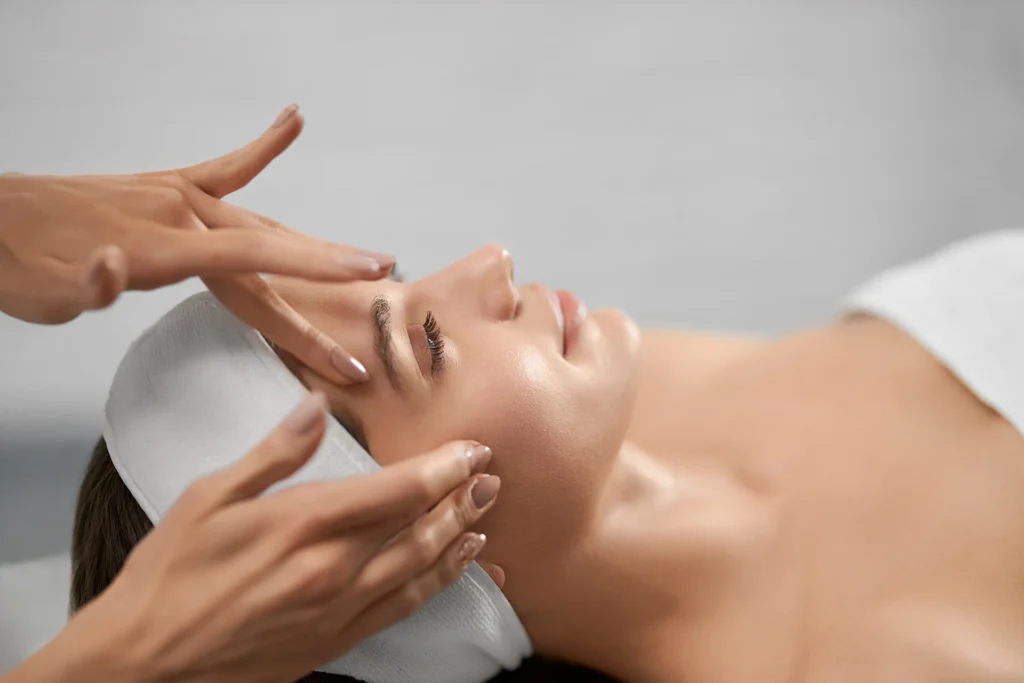 photo d'une femme en train d'être formé pour une formation esthétique avancée sur Genève