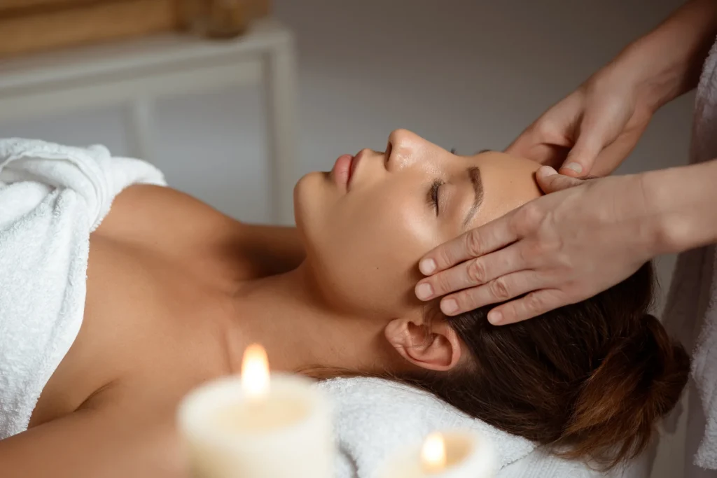 un apprenant en train de faire une formation au massage cranien dit aussi massage du crane