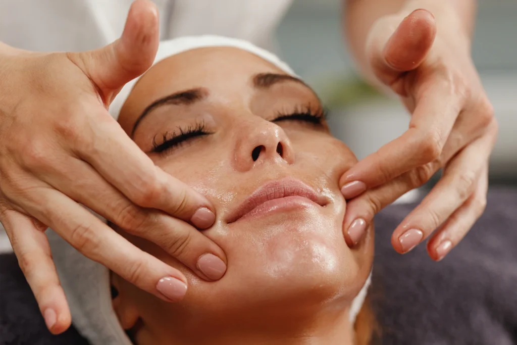 femme en train de se faire former au massage visage spécifique sur Genève